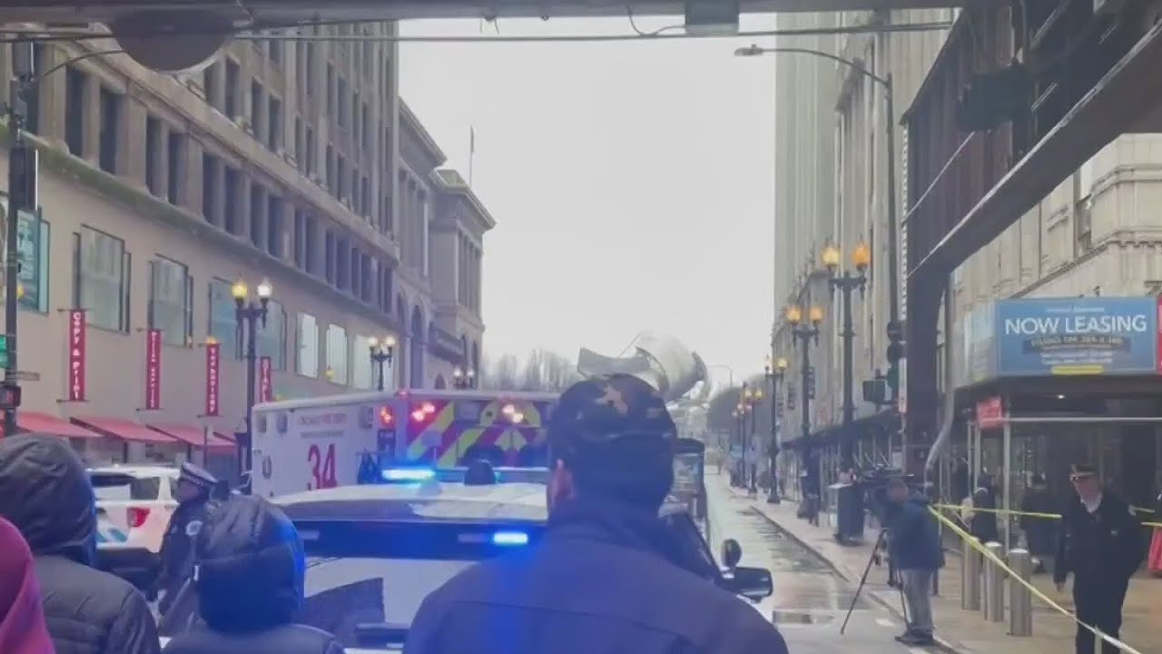 Search on for suspects in downtown Chicago shooting that killed two teens