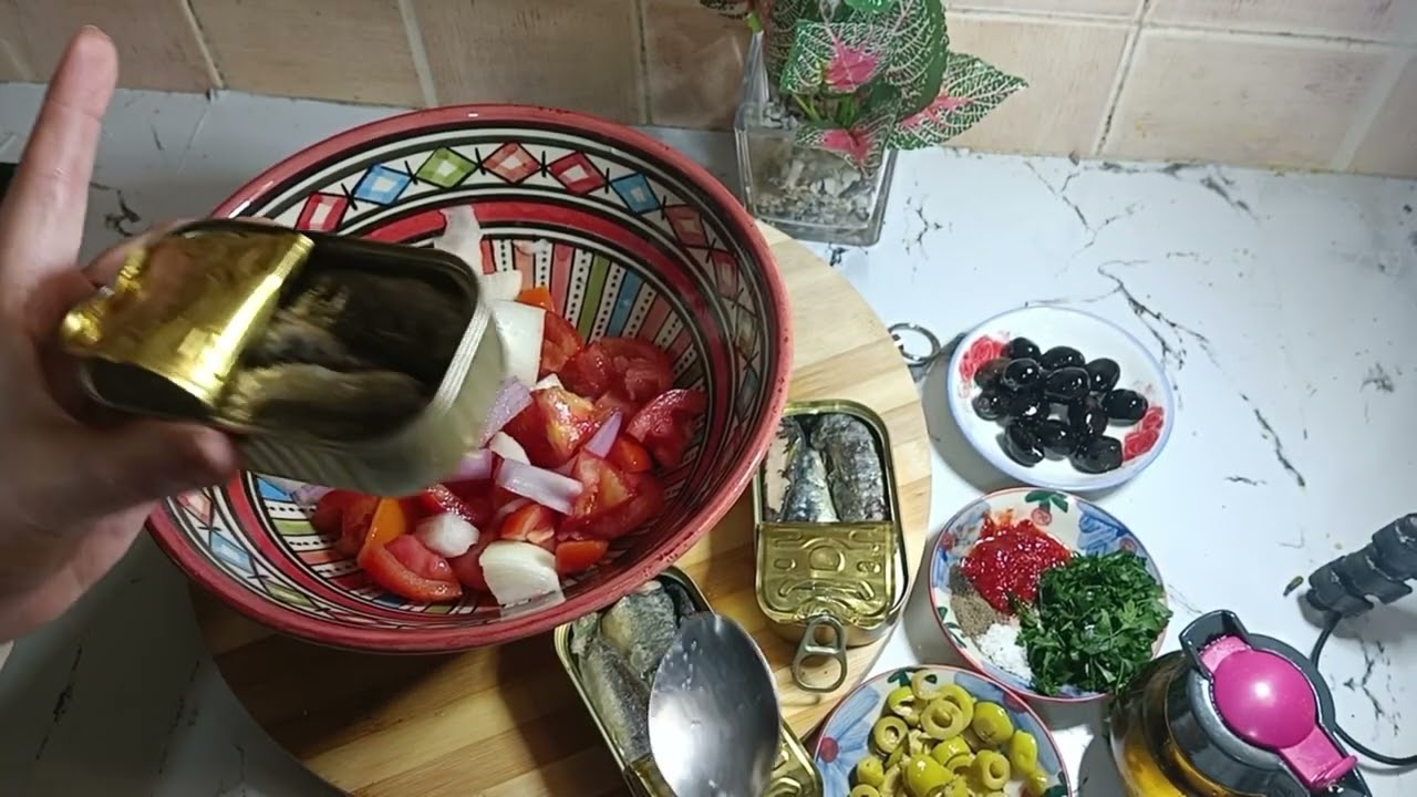 سلطة السردين المعلب التي تحضر في آخر لحظة لذيذة جدا