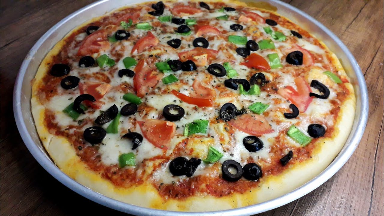 بيتزا العجينة السائلة بدون عجن أو فرد😋 مع صلصة البيتزا اللذيذة 😋#سهل #سريع #بيتزا 
