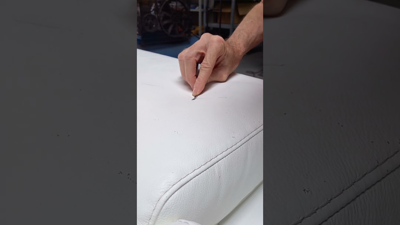 rivestimento in pelle, riparazione graffi #isalvapelle #leatherrepair #leatherestore