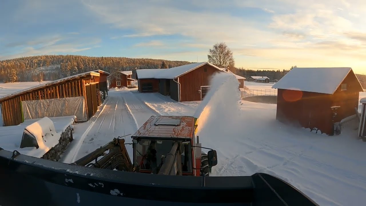 Snöröjning med Valmet 605 och snöfräs XYZ