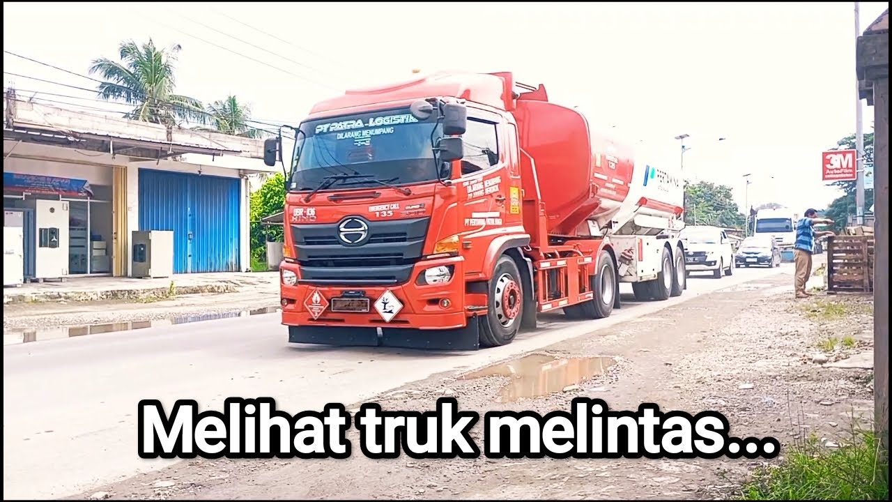 Melihat truk melintas 10