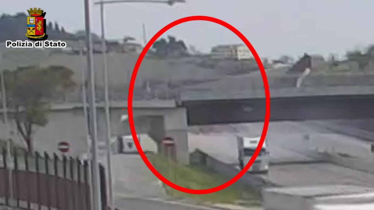 L'incidente ripreso dalle telecamere dell'A14