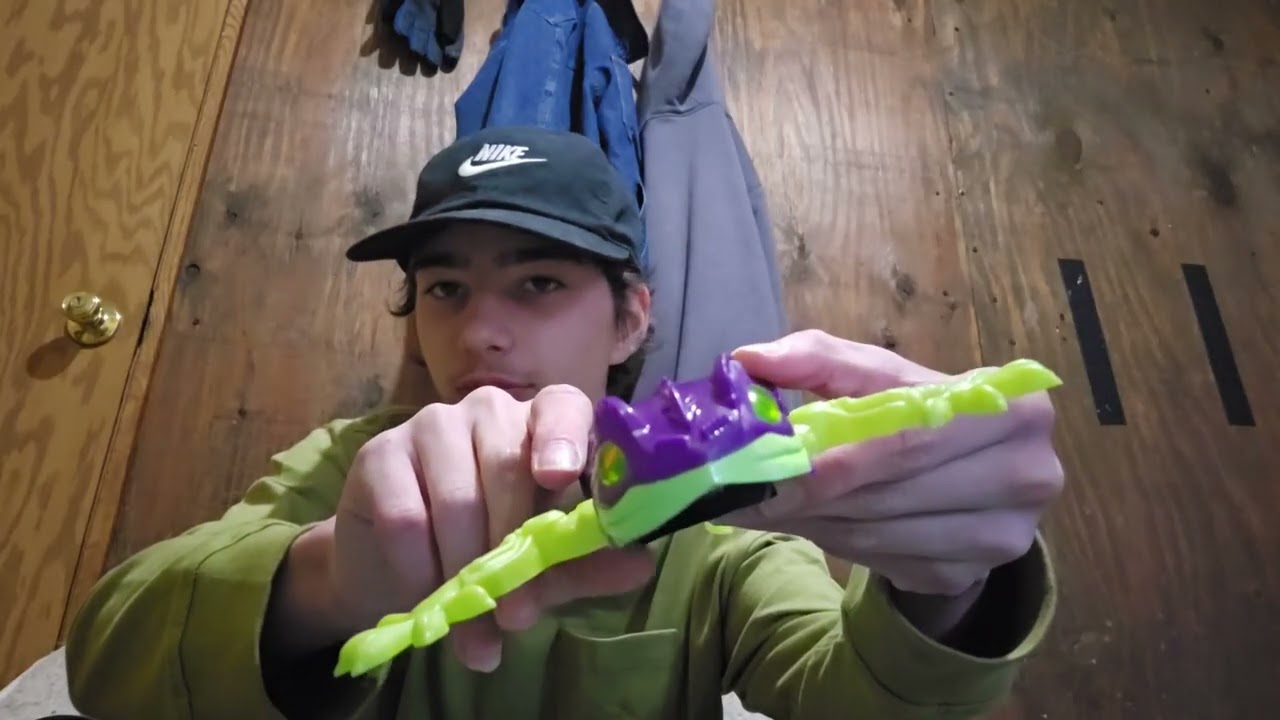 I unbox, a toy lizard and played with it...