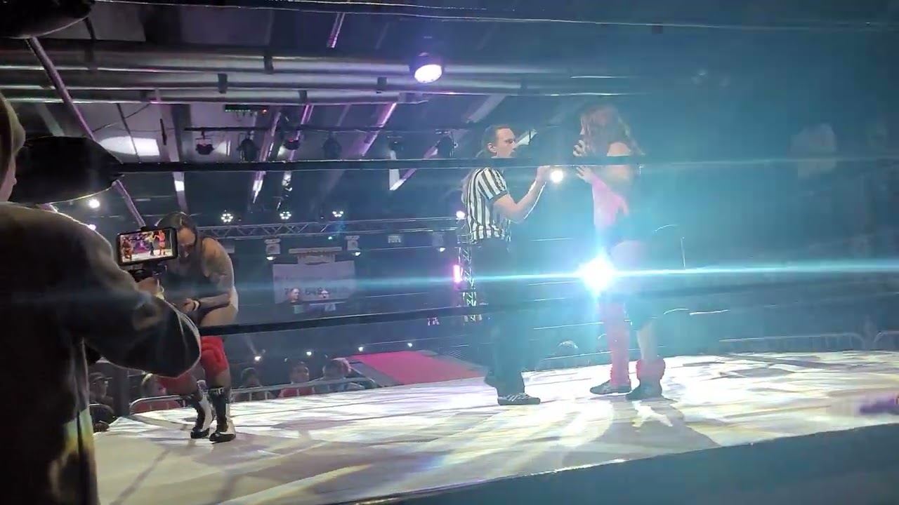 CSW Twas the Fight Before Xmas Panda Moanyum vs Hussy Steele