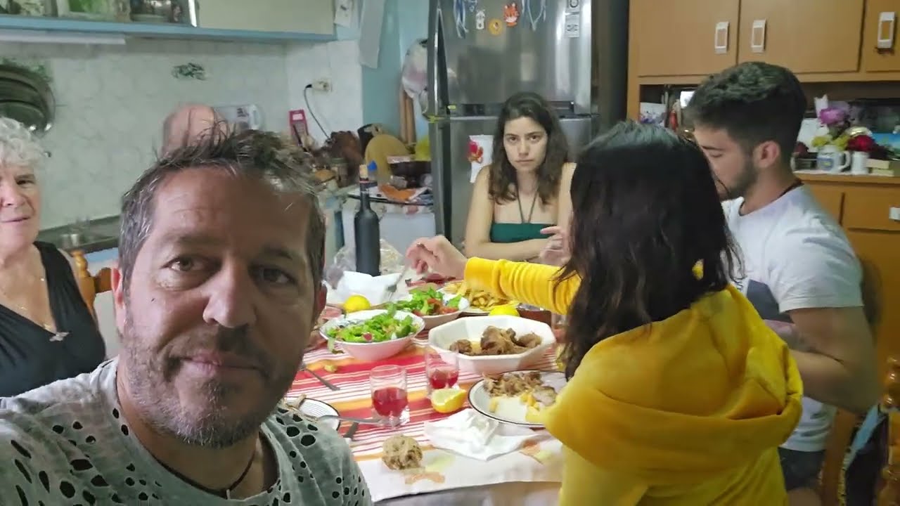 Ένα εις υγεία σε όλους εσάς που μας βλέπετε και μας αγαπάτε και αφήνετε ένα όμορφο σχόλιο