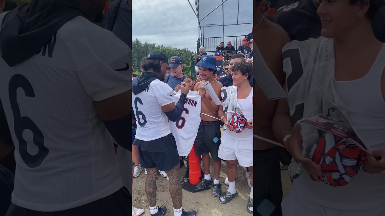 What it's all about 🫶 #chicagobears #trainingcamp #fans #autographs