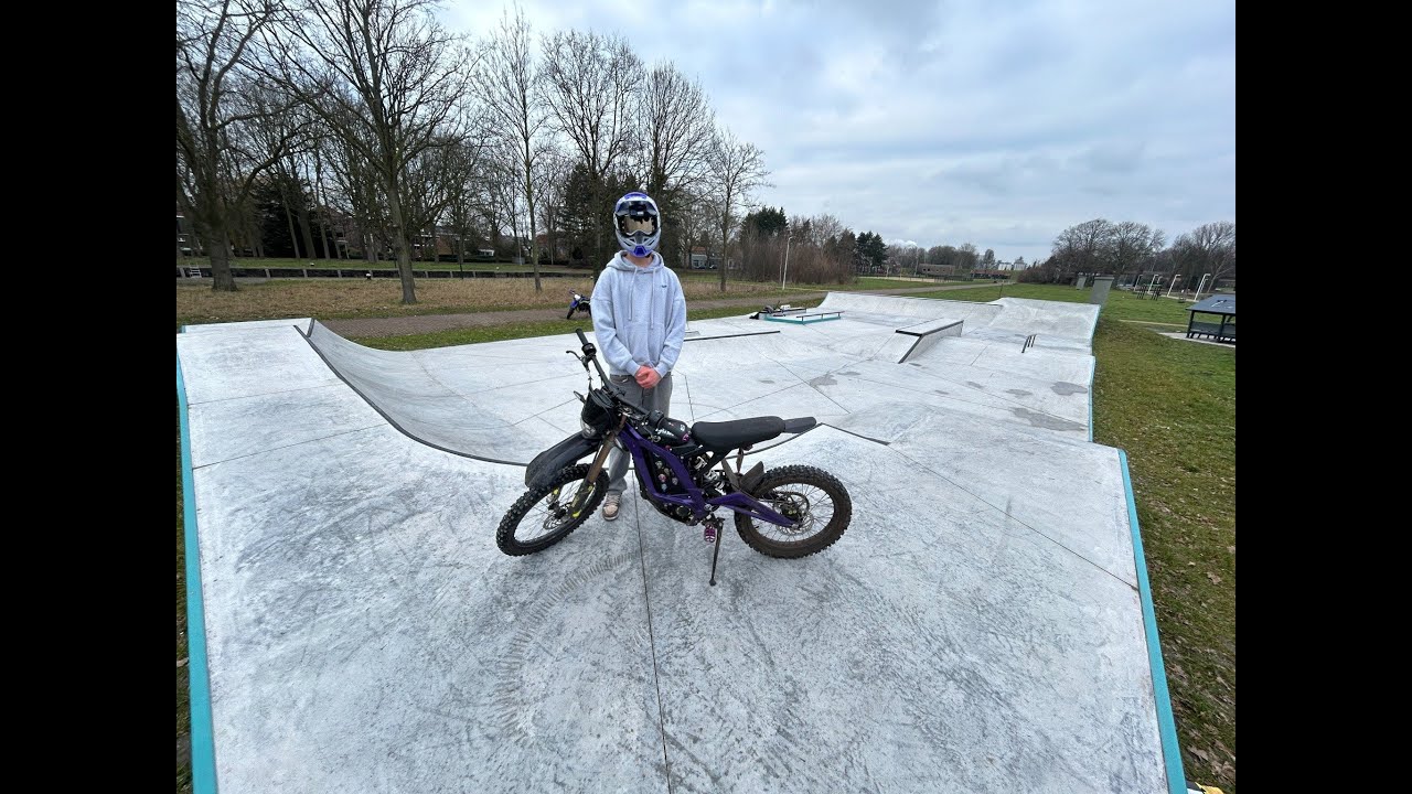 Met de surron op het skate park!!