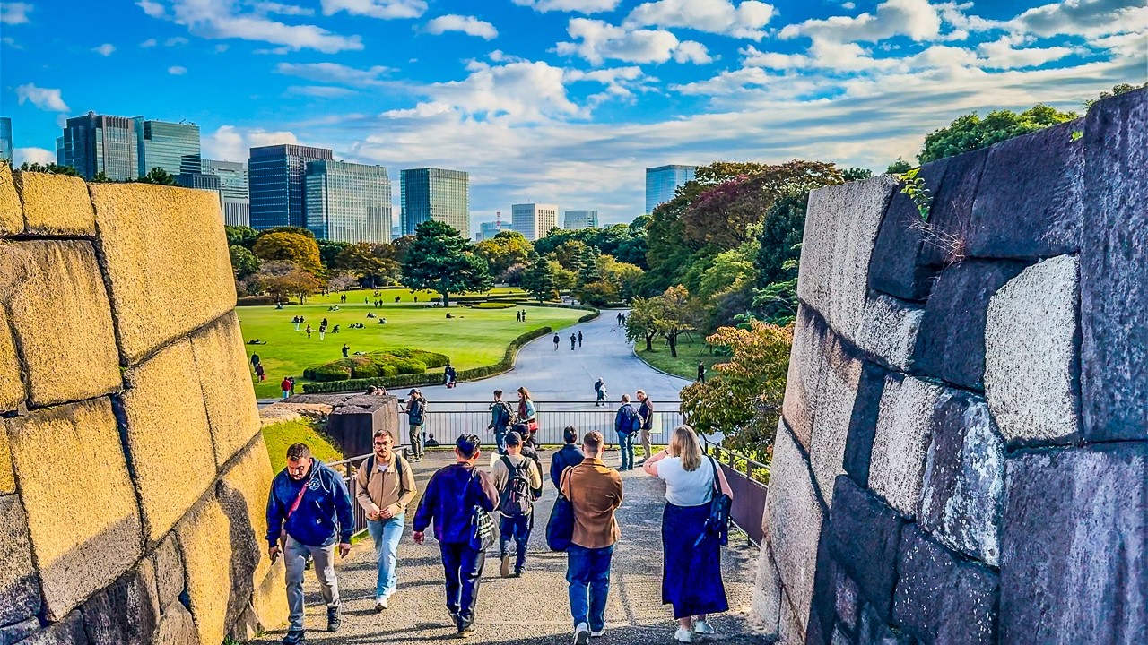 A Peaceful Walk Through Japan's Imperial Palace East National Gardens (皇居東御苑) | 4K HDR