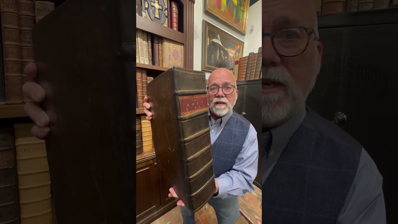 &laquo;Самая большая книга&raquo; в мире! Ей более 500 лет.