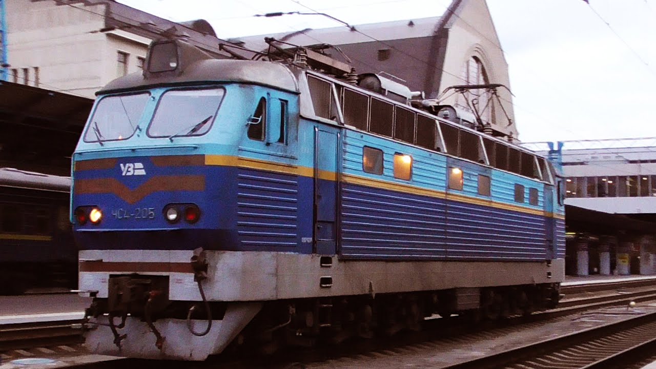 Електровоз ЧС4-205 прямує станцією