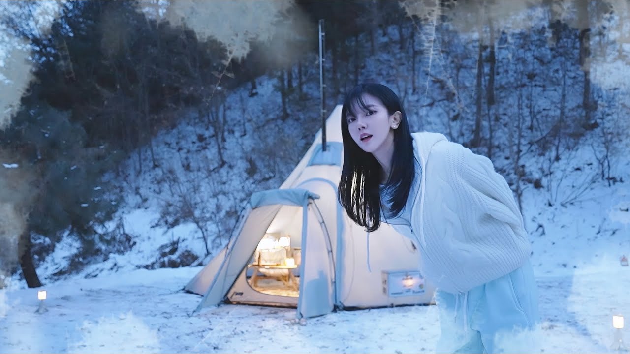 꽁꽁 얼어붙은 강원도를 수아가 걸어다닙니다🐈‍⬛🐈‍⬛ 화목 난로로 따뜻하게 보낸 숲 속 하룻밤｜솔로 캠핑｜대게 샤브샤브🦀｜감자면｜캠핑 브이로그