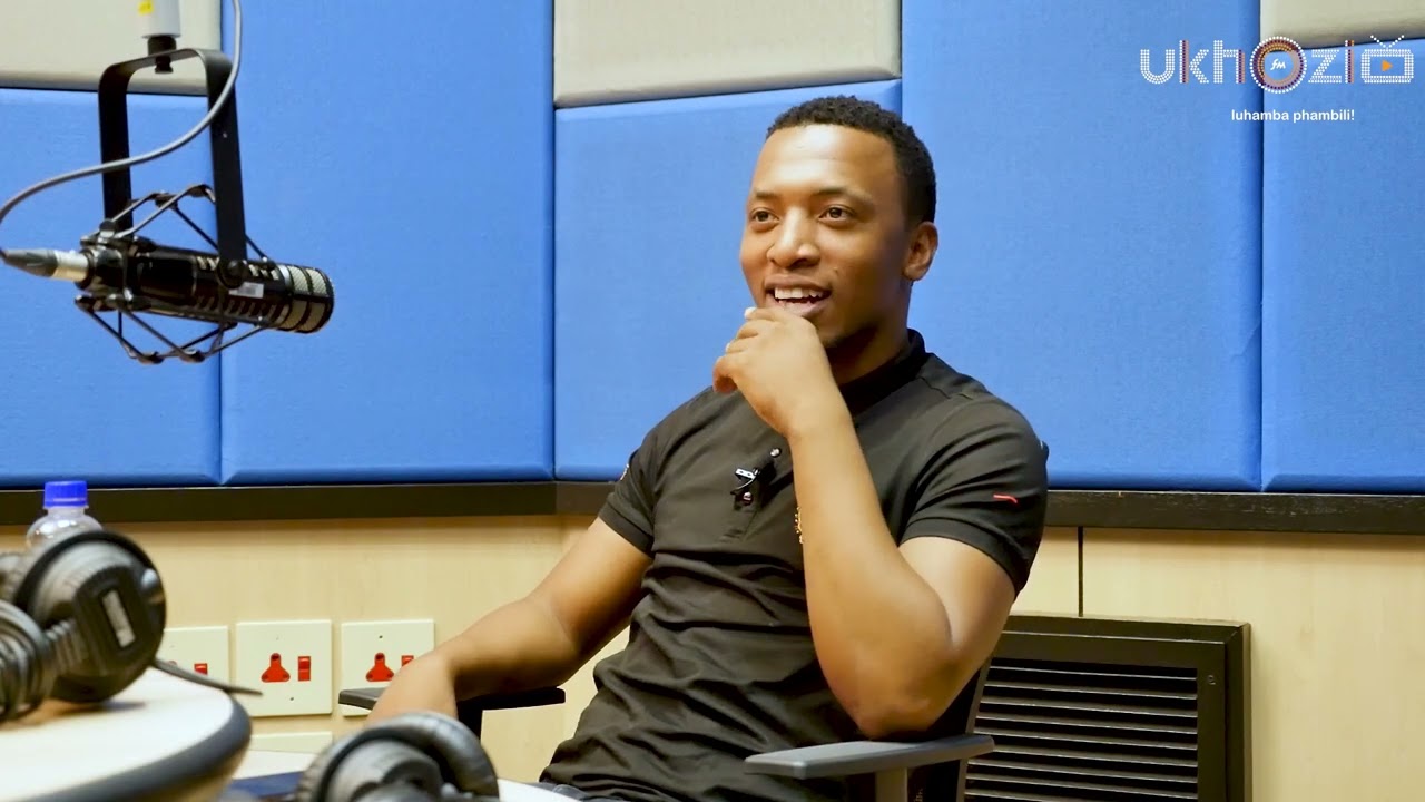 Sihlezi bukhoma noDumi Mkokstad othi wagcina esegembula ngenxa yokuthi kwakumele elale edlile