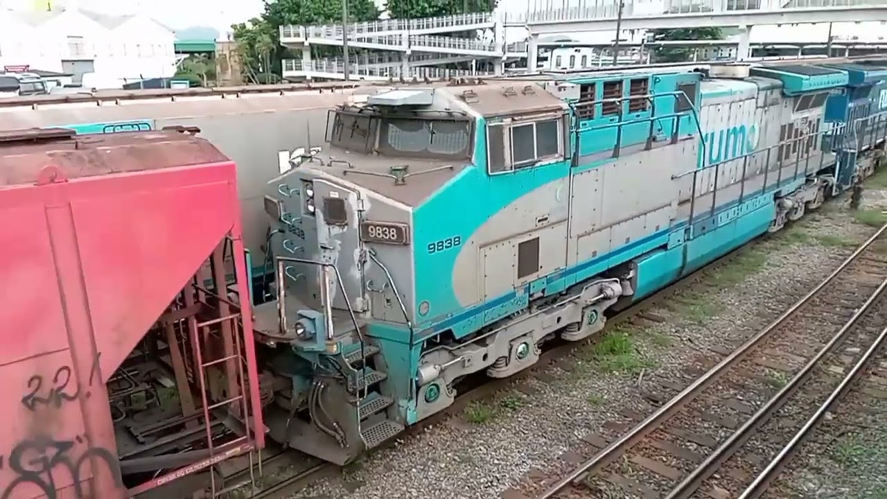 Dupla de AC44i 9888/9838 Rumo manobrando vagões carregados no patio PST em Santos