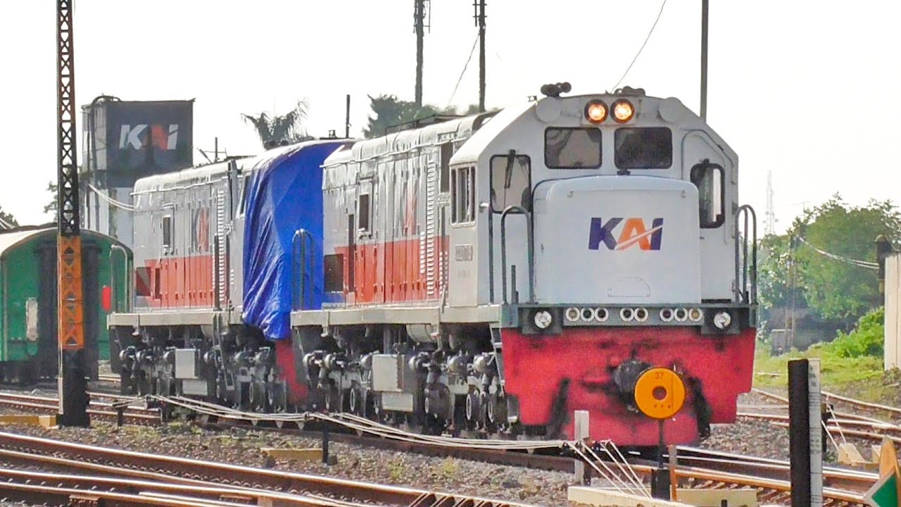 Pengiriman Lokomotif Ex PLH KA Dhoho Vs Bus Harapan Jaya ke Balai Yasa Yogyakarta