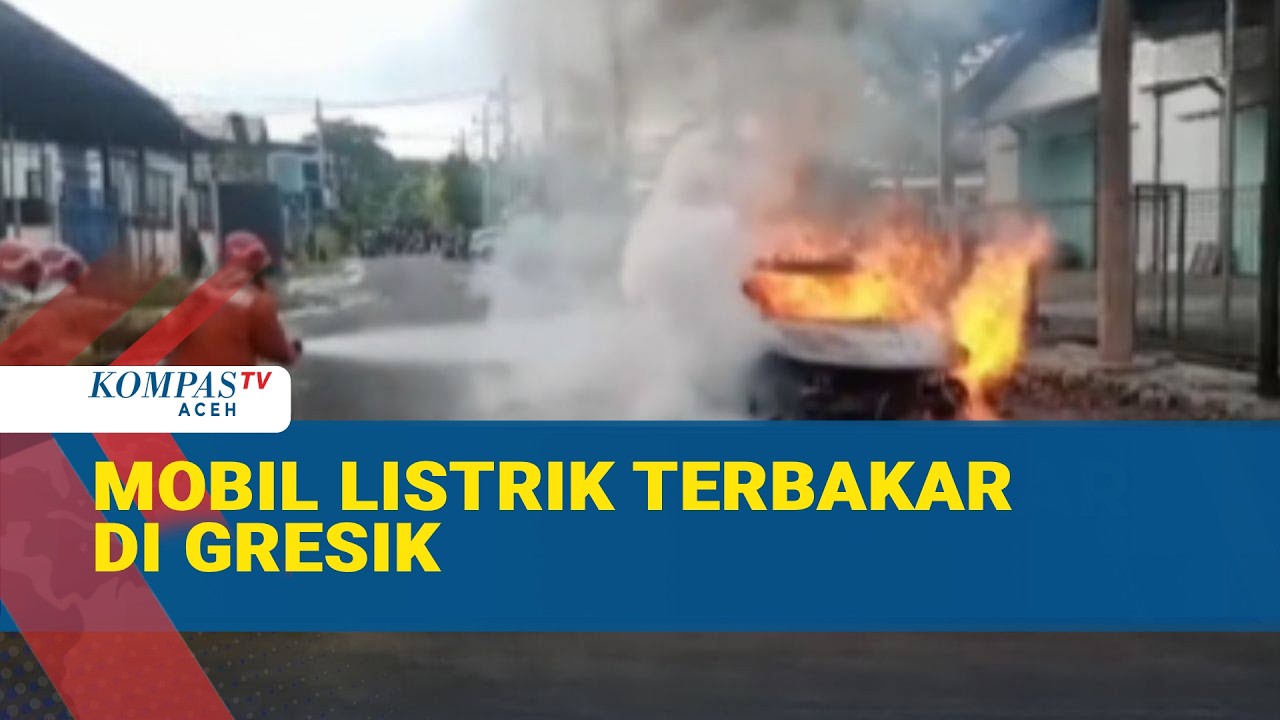 Diduga Overheat, Sebuah Mobil Listrik Hangus Terbakar di Gresik