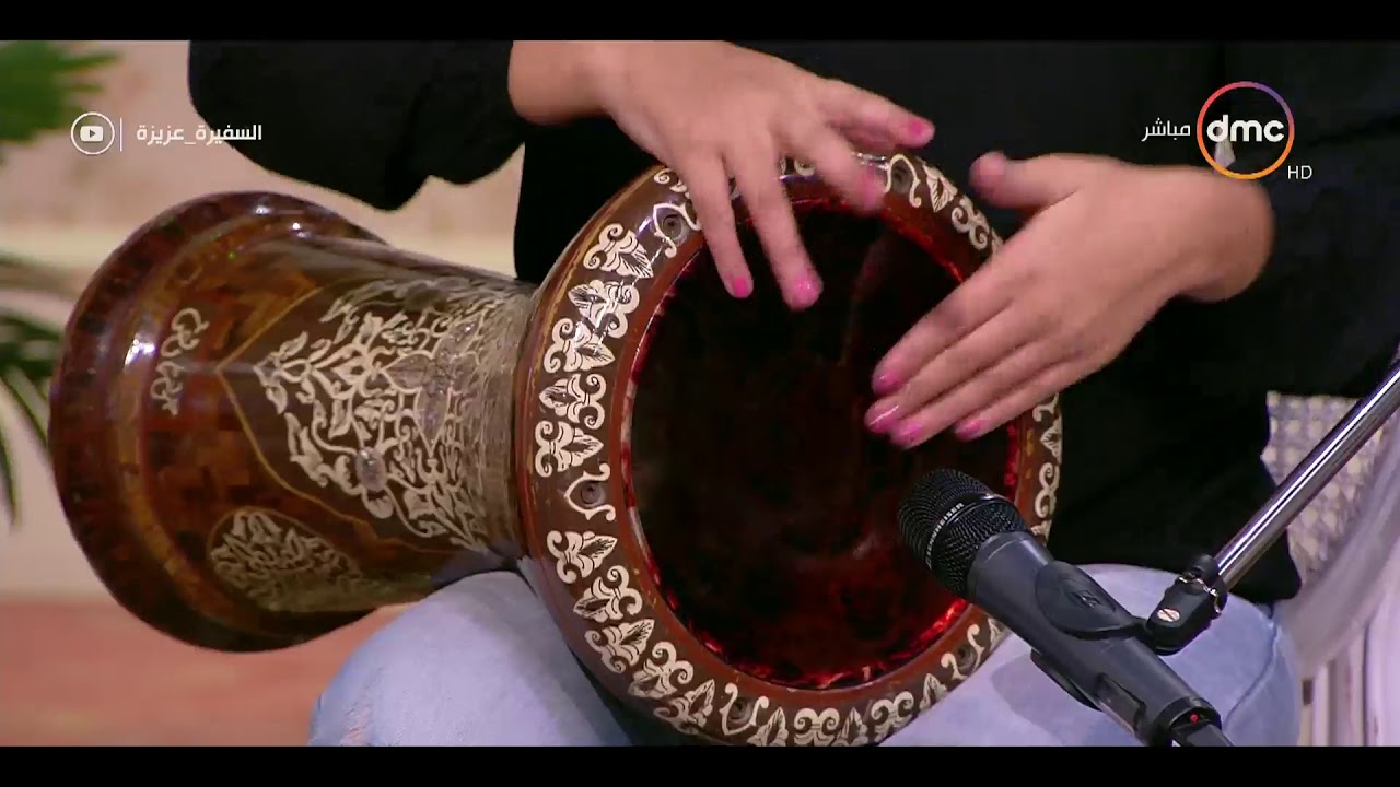 السفيرة عزيزة - إبداع ( دنيا وسارة ) في اللعب على الطبلة