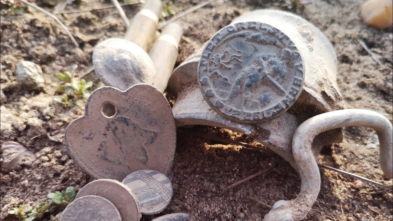Metal detecting on field Eng Czech hledan&iacute; detektorem