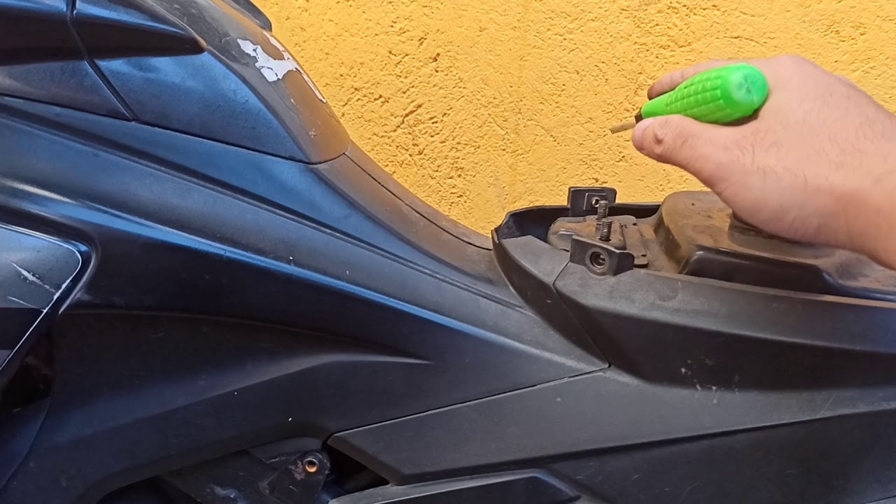 Cara membuka body motor Honda CS 1