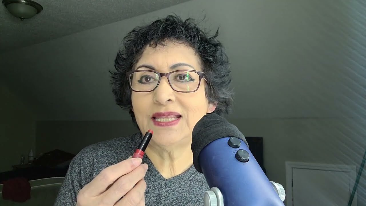 ASMR Mostrando  mis Labiales!!