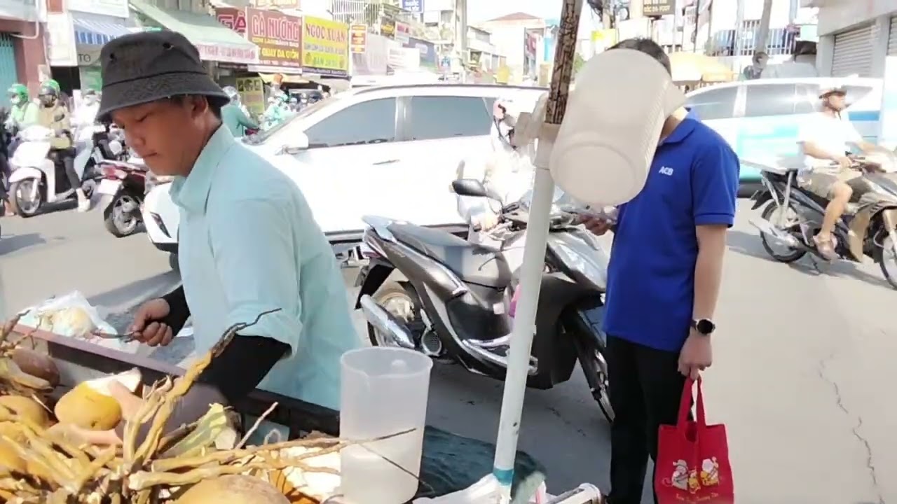 Chuyện lạ mua dừa phải xếp hàng !!