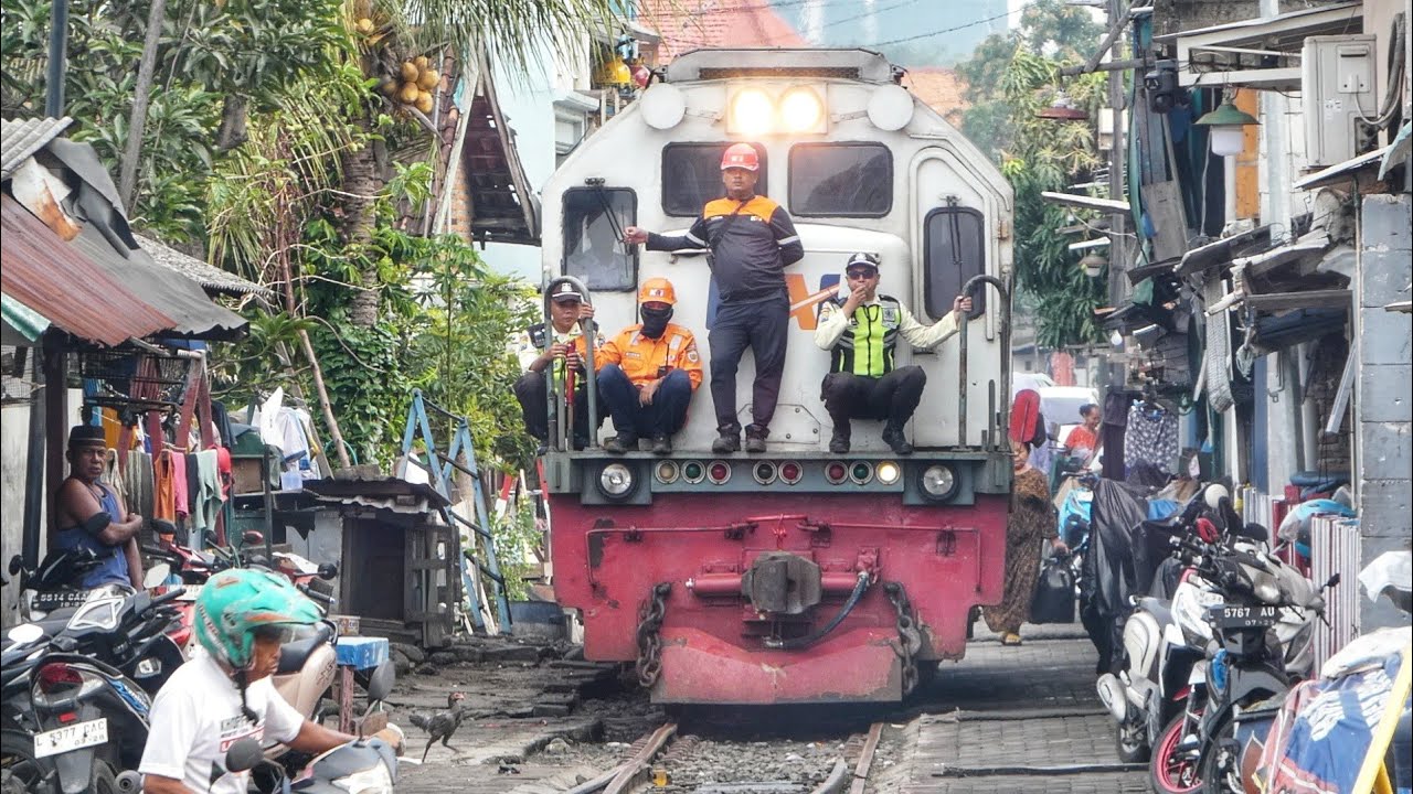 MENGERIKAN ! KERETA LEWAT RAWAN NYENGGOL RUMAH !