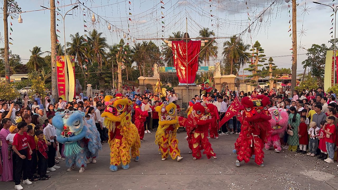 Múa lân mùng 1 Tết Bính Ngọ 2026