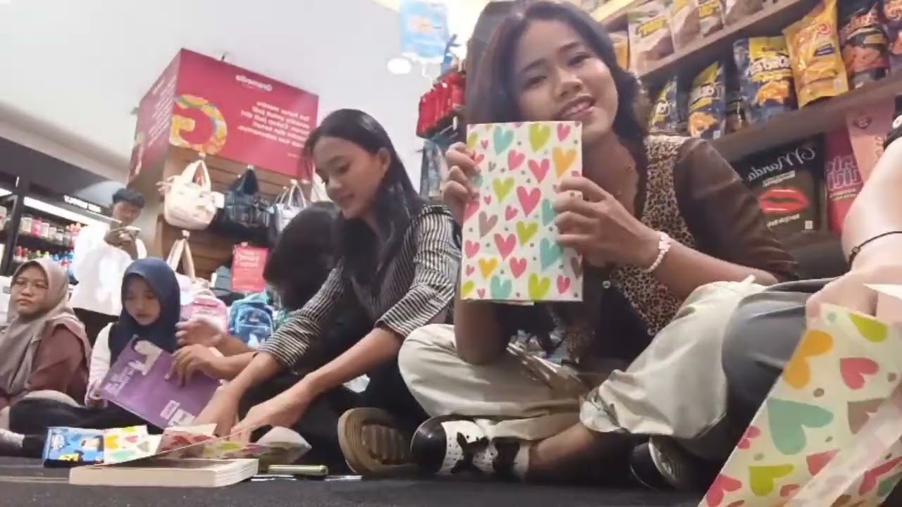 Mengikuti Program Membaca buku bersama dari komunitas piknik literasi Batam x Gramedia Batam. 