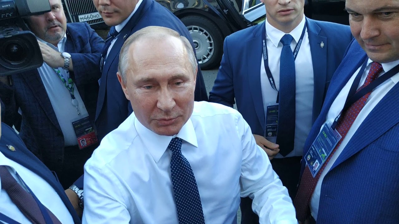 ВЛАДИМИР ПУТИН ВЫШЕЛ К ЛЮДЯМ. ФСО РАБОТАЕТ ЧЕТКО. КОРТЕЖ ПРЕЗИДЕНТА. ПУТИН. PUTIN.  #shorts