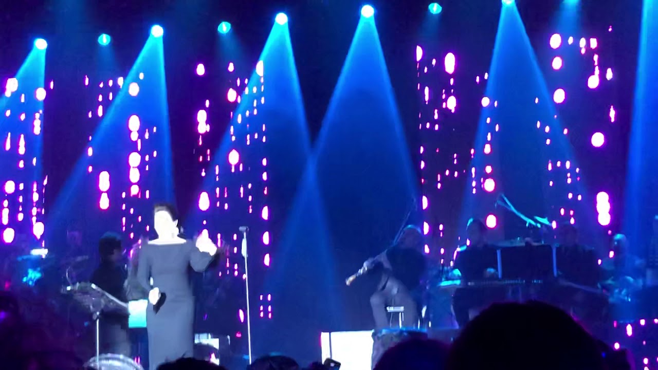 Sibel CAN - Kirpiklerinin Gölgesi Güllerle Bezenmiş