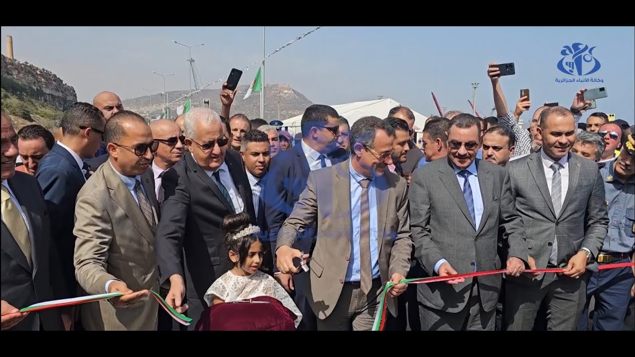 وهران : وزير الأشغال العمومية يضع حيز الخدمة الشطر الأول من طريق الميناء و الطريق السيار
