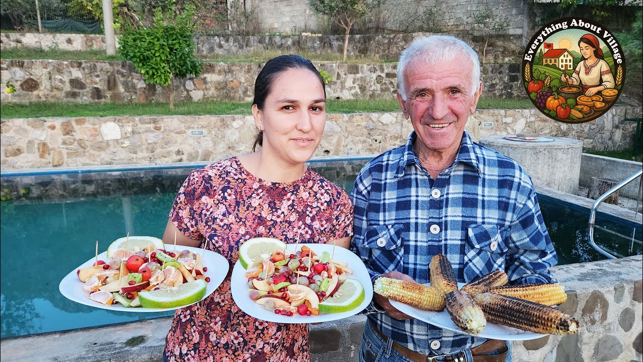 Jeta në fshat, sallatë me fruta, misra të pjekur