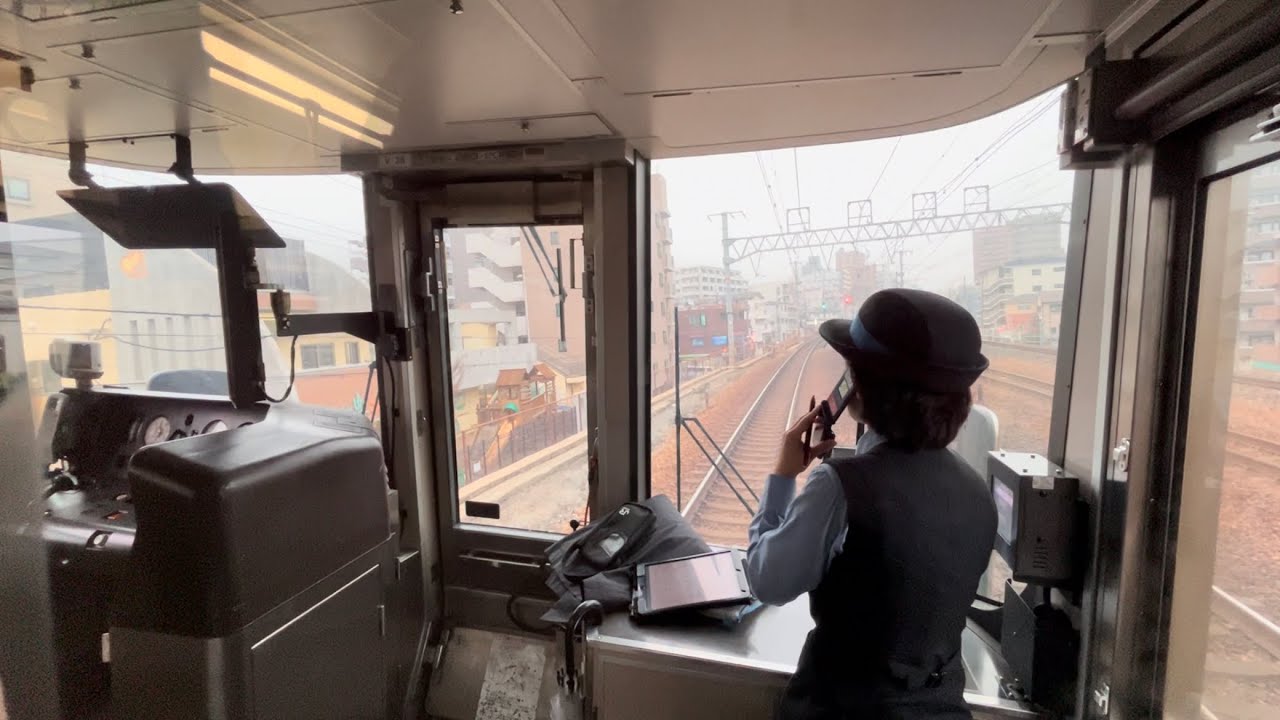 セクション区間内に緊急停車したため、脱出を試みる運転士さん　新快速 野洲行き