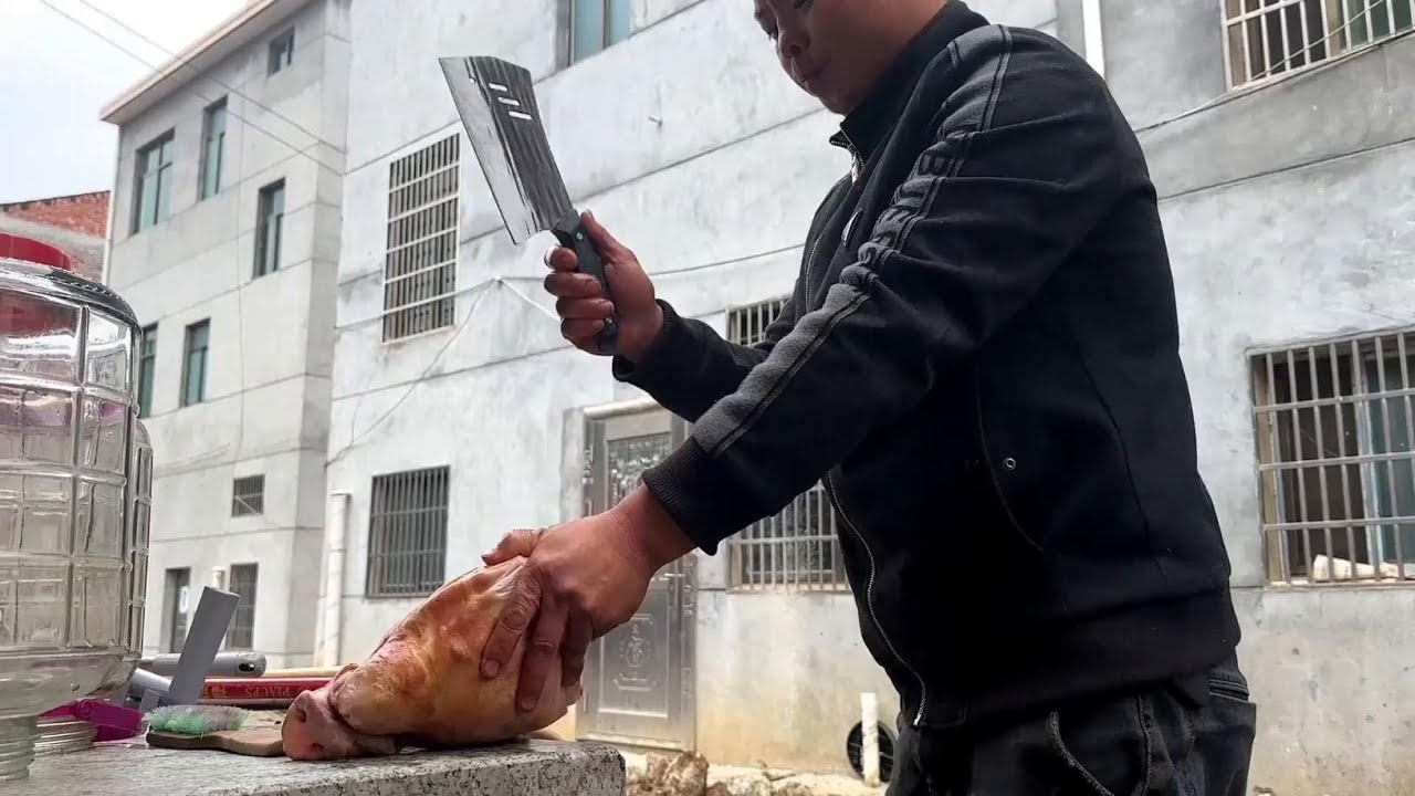 跟老妈做个猪头肉配鱼头炖粉条，中途表妹来访被我徒手开盖惊呆了 #农家生活 #乡下柴火饭 #回村的生活 #乡村生活 #抖音乡村生活家