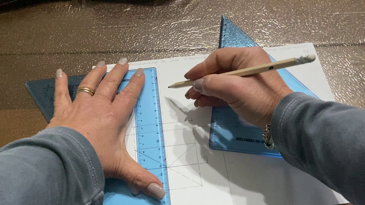 Sezione verticale di una piramide in proiezione ortogonale.