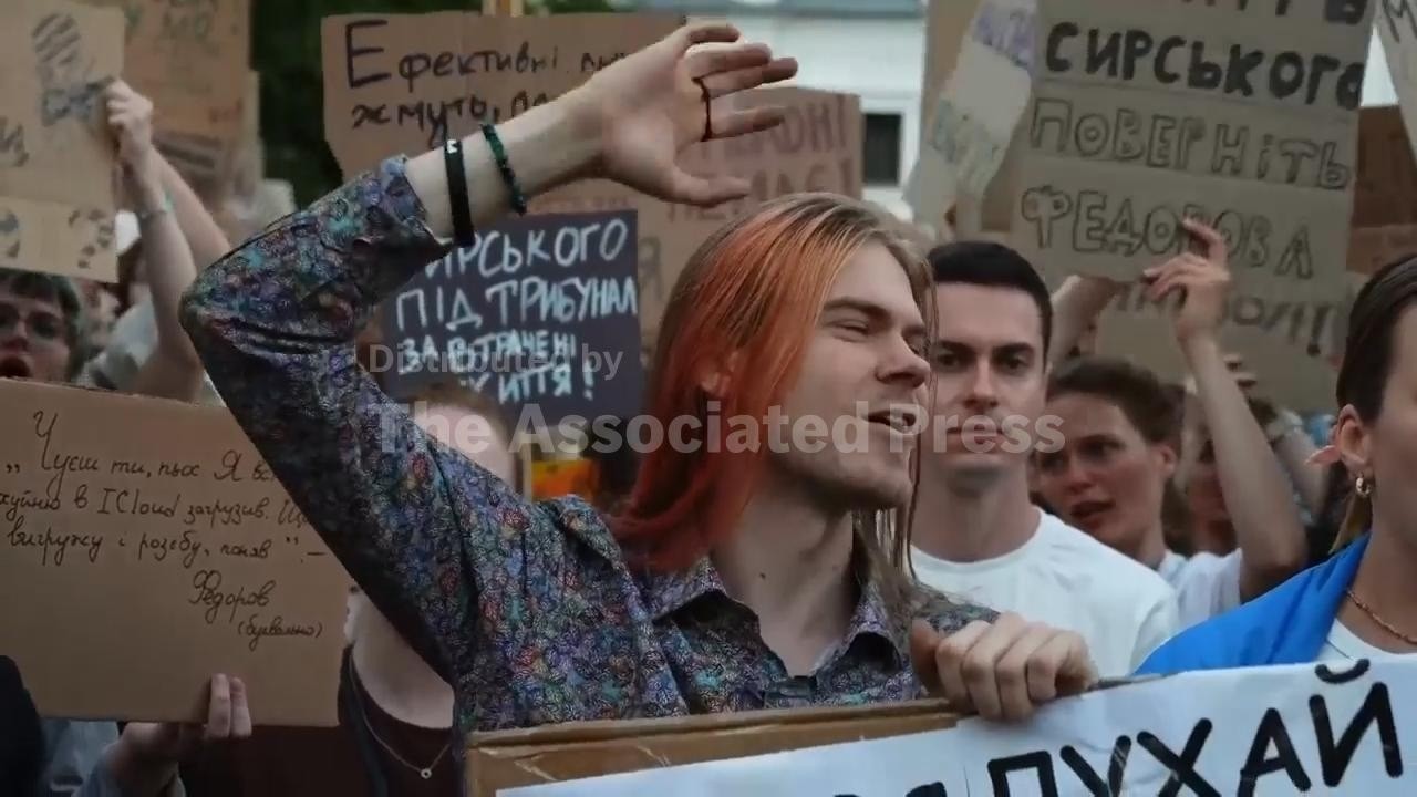 Тысячи людей вышли на протест в Киеве из-за кадровых перестановок в оборонном секторе Зеленского