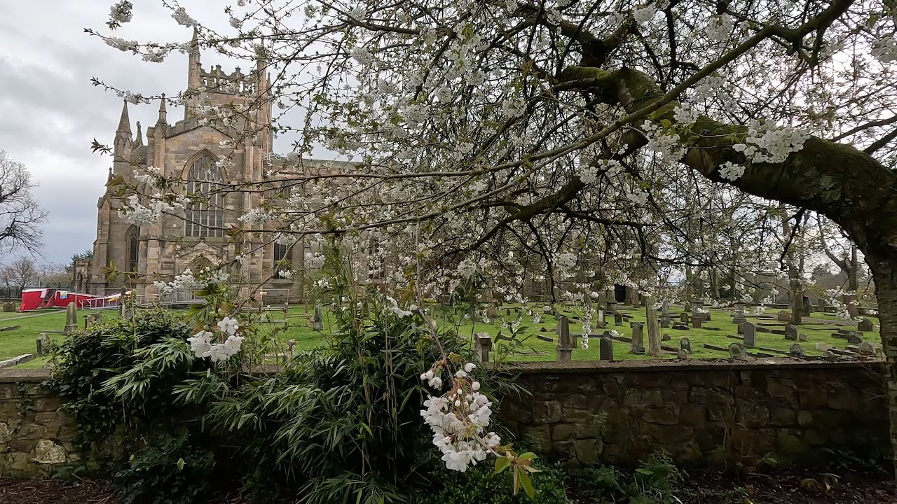 A Peaceful Walk through the Streets of Dunfermline and Pittencrieff Park