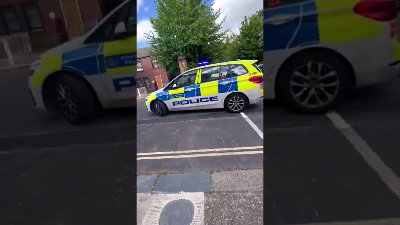 Police car and van blocking London road siren 👮&zwj;♀️🚓🚨 #shorts