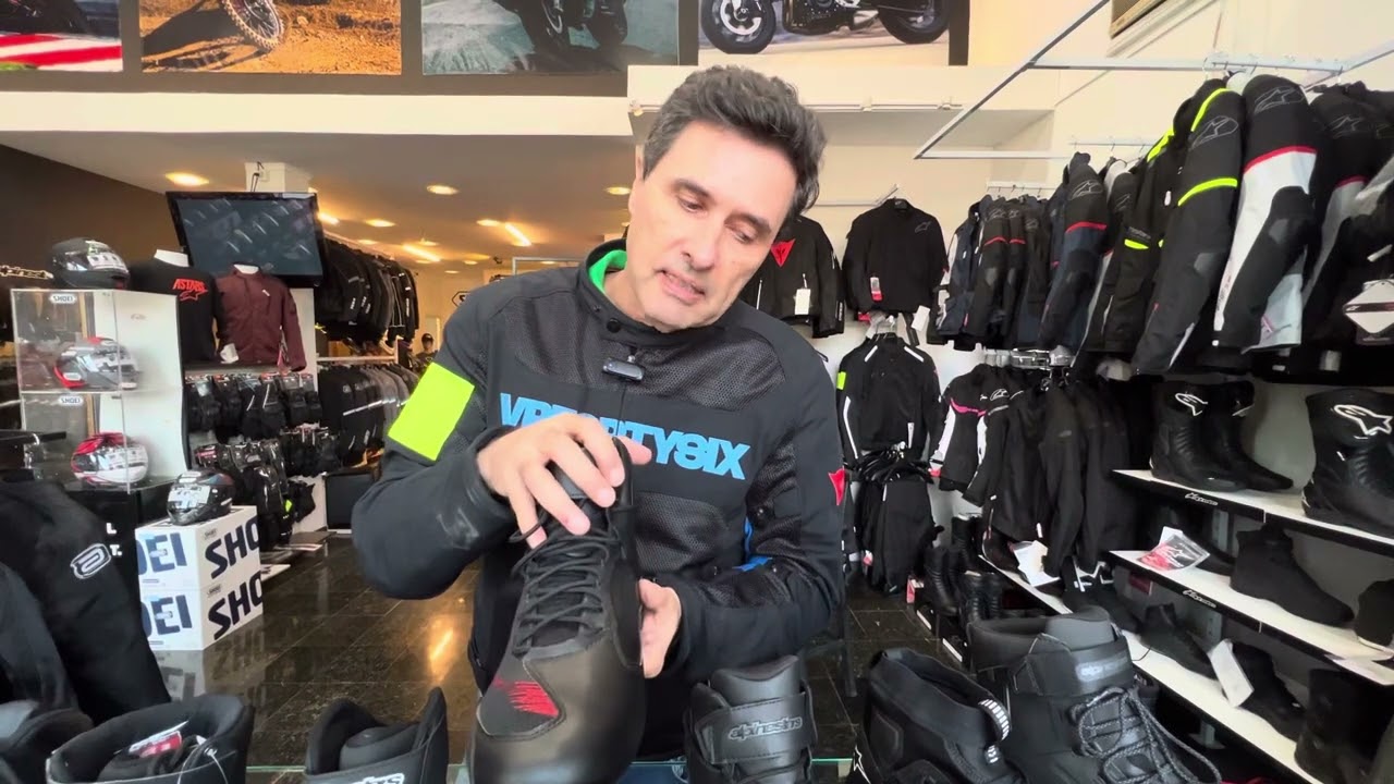 Tênis de pilotagem para motociclistas.