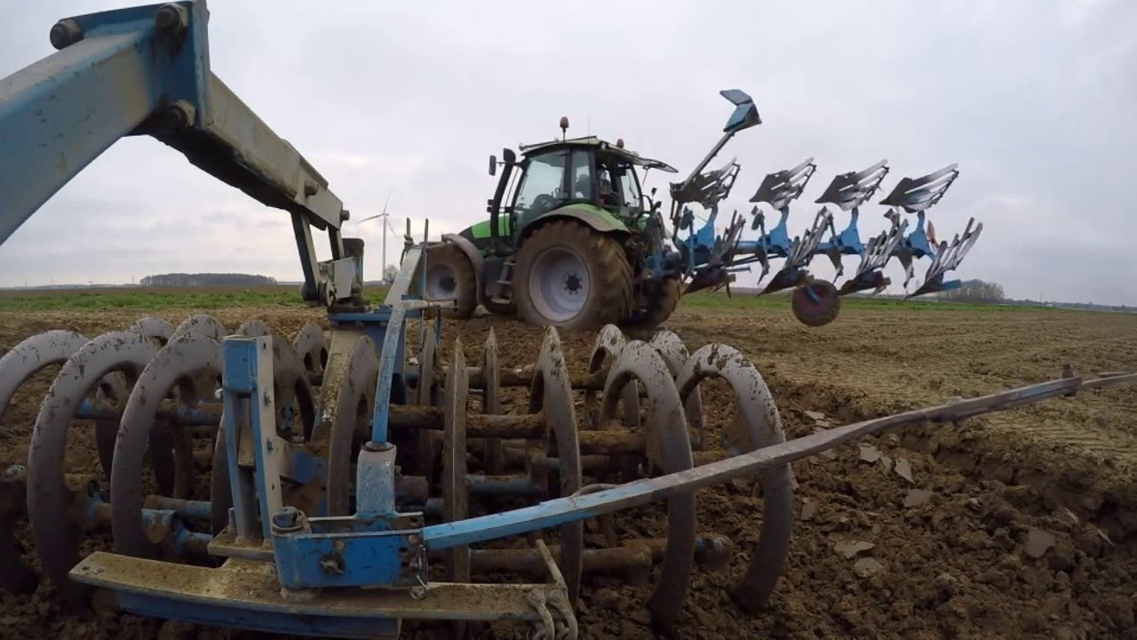 Agrotron 150 beim pflügen und eggen