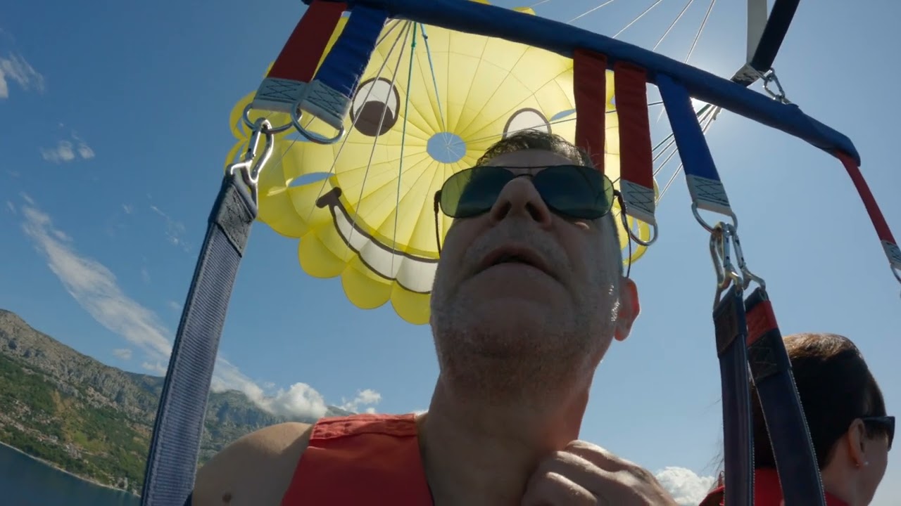 Vízi ejtőernyőzés (parasailing), Brela, Horvátország 2023