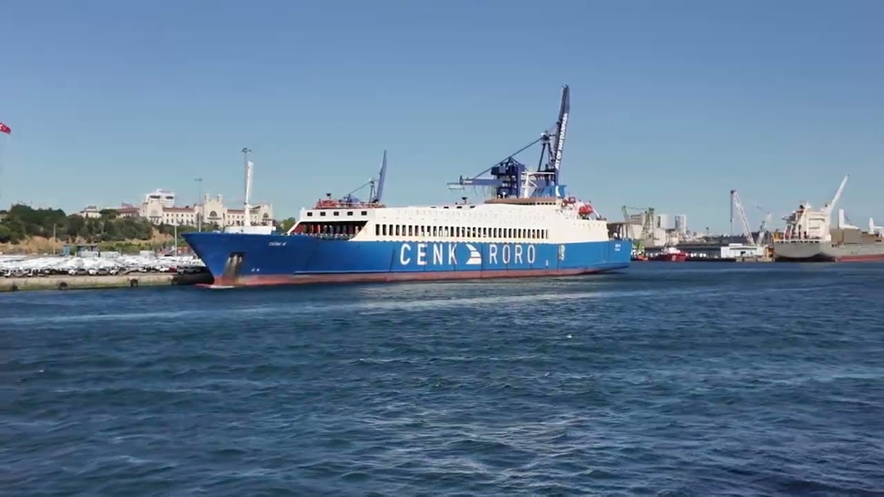 Emin&ouml;n&uuml;-Kadık&ouml;y ferry tour. Experience the feeling of being on the ferry with 4k video quality.