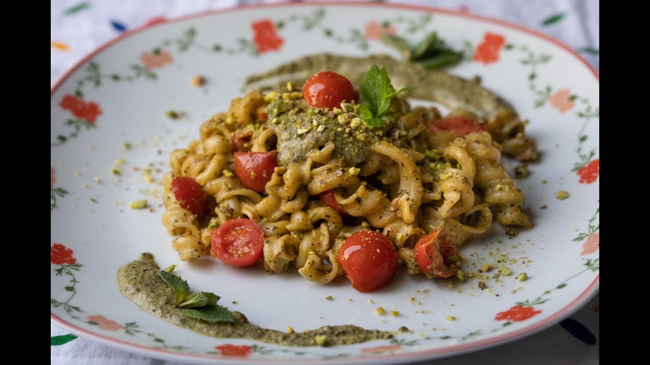 BUSIATE AL PESTO DI PISTACCHI E MENTA CON POMODORINI || Un primo piatto sicilianeggiante