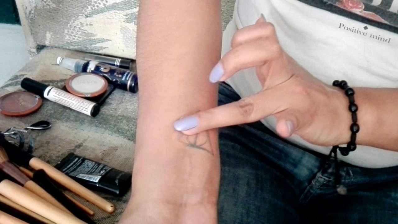 ¿CÓMO TAPAR UN TATUAJE CON MAQUILLAJE?