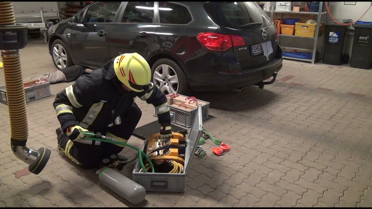 Feuerwehr QuickTipp Nr. 17 - Hebekissen im Praxiseinsatz - Person unter PKW