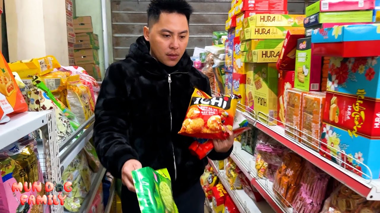 Dad went to the market to buy candy to prepare for Tet