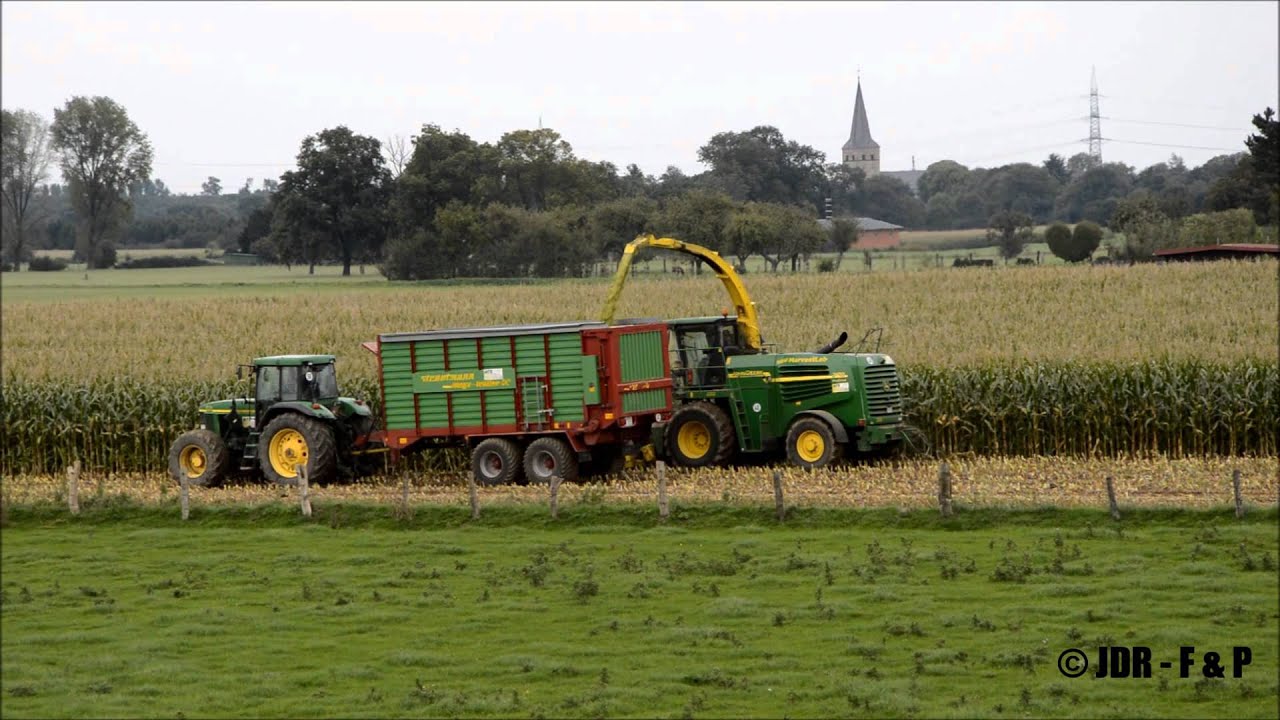 John Deere 8200i und John Deere 7400 beim Maishäckseln 2015