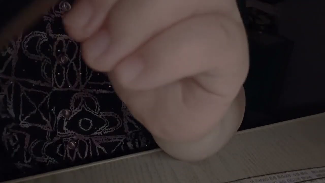 ASMR lo-fi Touching the cell phone camera with a pen and the sound of scratching on a tripod