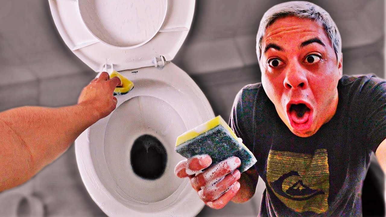 AGORA DEU RUIM! Minha namorada me fez LAVAR A PRIVADA...