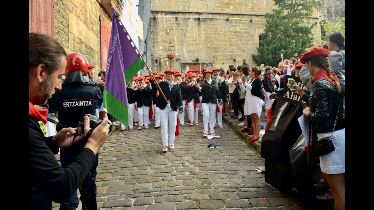 Jaizkibel Alarde 2018, bajada por Kale Nagusia (desfile de la mañana)